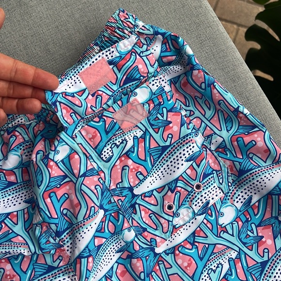 VINEYARD VINES fish print men’s swim trunks size M pink blue - Picture 15 of 17